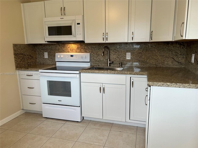 6241 SW 38th Ct in Davie, FL - Building Photo - Building Photo