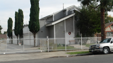 Raymond Apartments in Altadena, CA - Foto de edificio - Building Photo