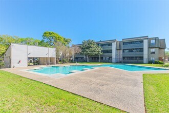 3025 Walnut Bend Ln in Houston, TX - Foto de edificio - Building Photo