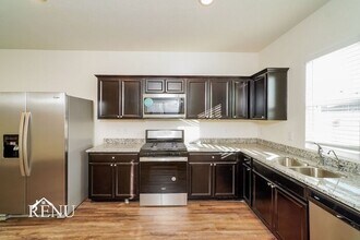 5027 Firefly Hls in Saint Hedwig, TX - Foto de edificio - Building Photo