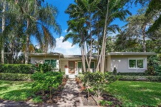 499 NE 102nd St in Miami Shores, FL - Foto de edificio - Building Photo