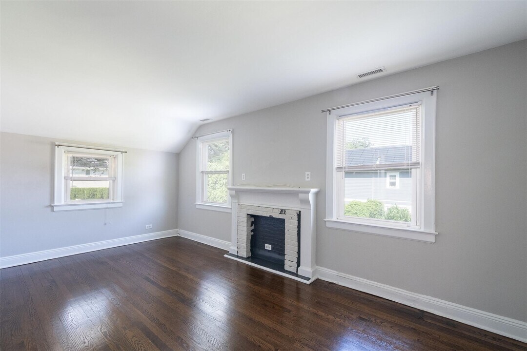 1078 Washington Ave in Pelham Manor, NY - Building Photo
