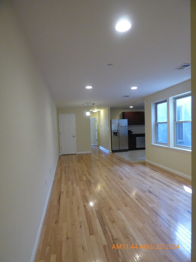 3827 Hamilton St, Unit 2 in Philadelphia, PA - Building Photo - Building Photo