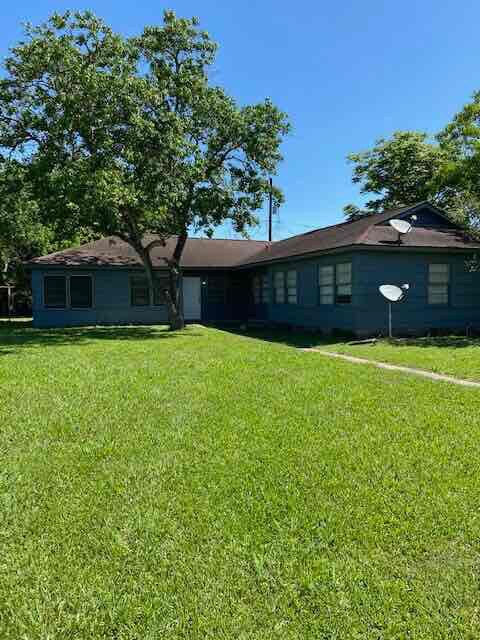 1738-1740 W 9th St in Freeport, TX - Building Photo