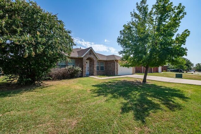 2110 Rose May Dr in Forney, TX - Foto de edificio - Building Photo