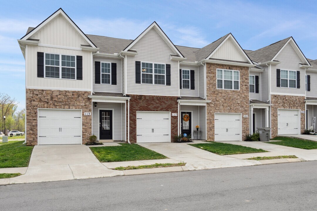 117 Champions Ln in Ashland City, TN - Building Photo