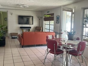 1304 Julia St in New Smyrna Beach, FL - Building Photo - Building Photo