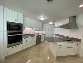 1643 Brickell Ave, Unit 2805 in Miami, FL - Foto de edificio - Building Photo
