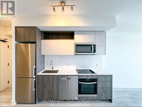 100-LP100 Dalhousie St in Toronto, ON - Building Photo - Building Photo