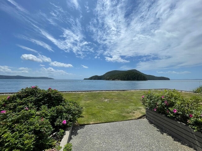 2305 Skyline Way in Anacortes, WA - Building Photo - Building Photo