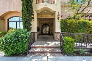 201 N Reese Pl, Unit 101 in Burbank, CA - Building Photo