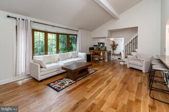 230 Jacobs Creek Rd in Hopewell Township, NJ - Foto de edificio - Building Photo