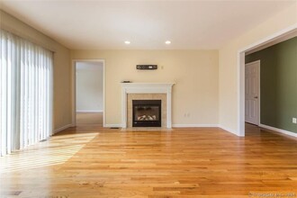 4 Reggie Way in East Windsor, CT - Building Photo - Building Photo