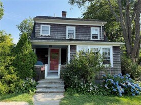 124 Beach Rd in Bristol, RI - Building Photo