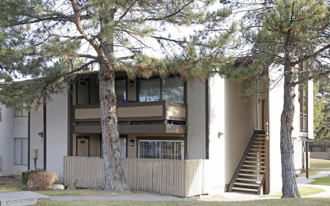 Village Green Apartments in Salt Lake City, UT - Building Photo - Building Photo