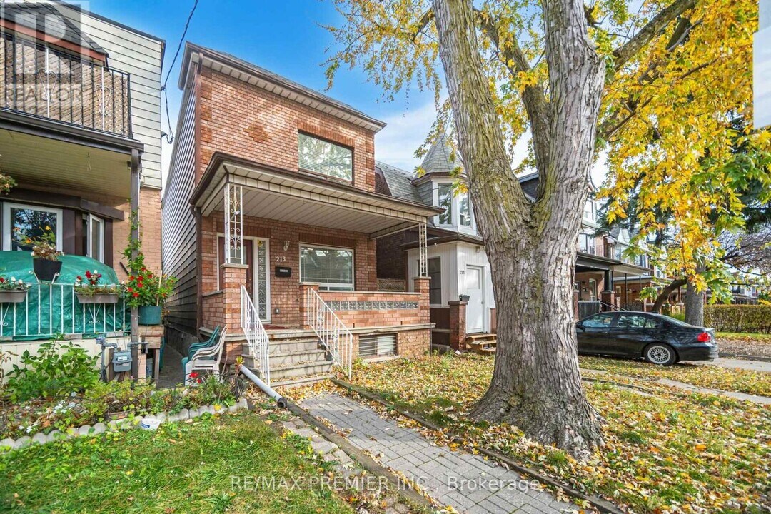 213 Symington Ave in Toronto, ON - Building Photo