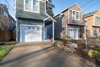 8805 N Burrage Ave in Portland, OR - Building Photo - Building Photo