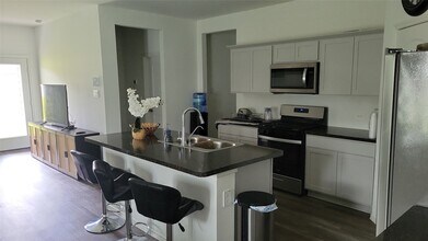 24443 Springfield Valley Dr in Spring, TX - Foto de edificio - Building Photo