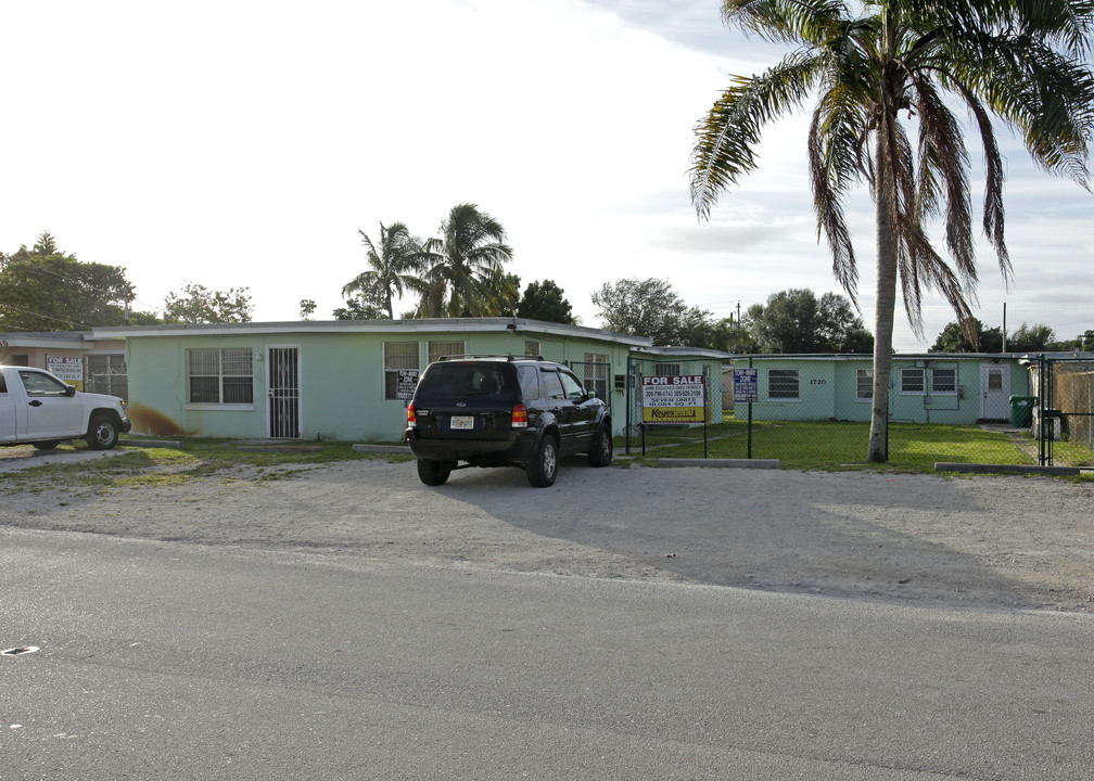 1720-1730 NE 149th St in Miami, FL - Building Photo