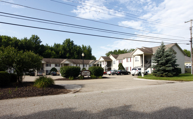 Springfield Lake Apartments in Akron, OH - Foto de edificio - Building Photo