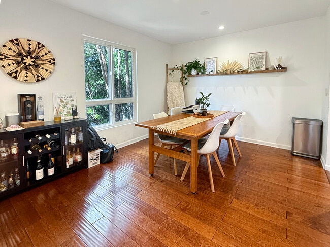 1262 S Barrington Ave, Unit 201 in Los Angeles, CA - Building Photo - Building Photo