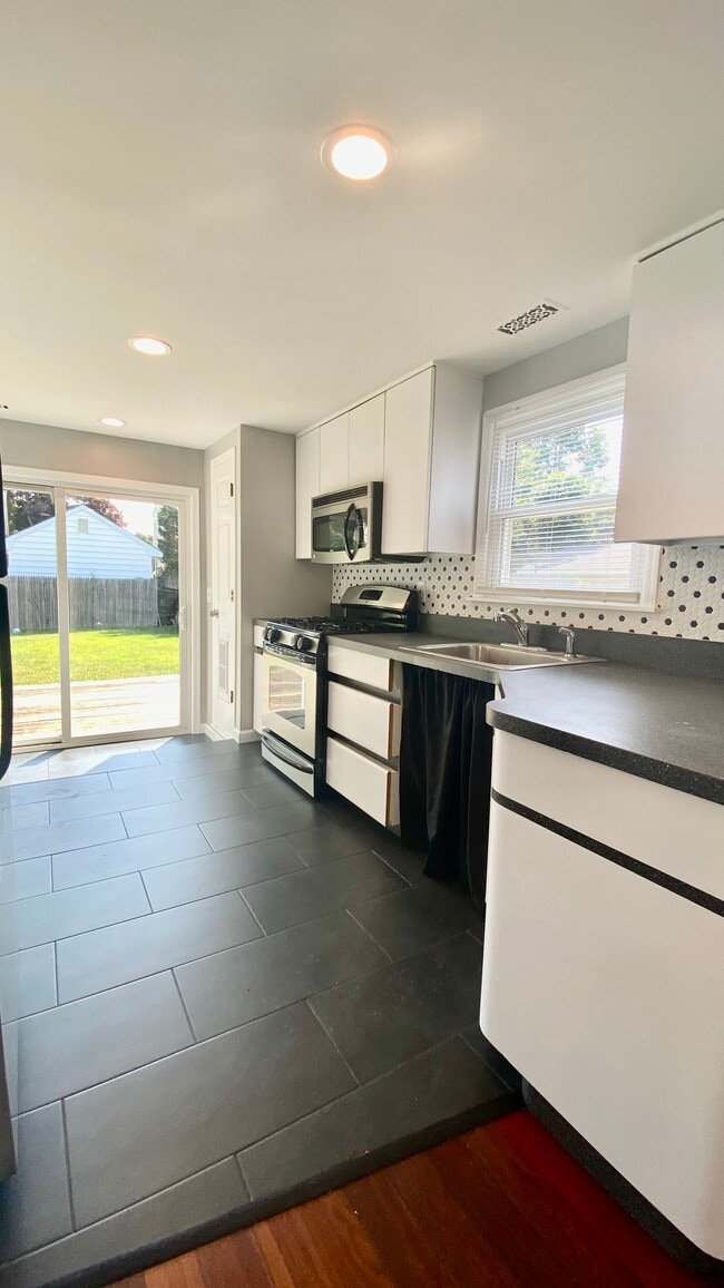 450 S Fulton Ave in Lindenhurst, NY - Building Photo - Building Photo