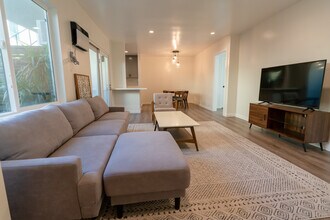 521 N Flores St in West Hollywood, CA - Foto de edificio - Building Photo