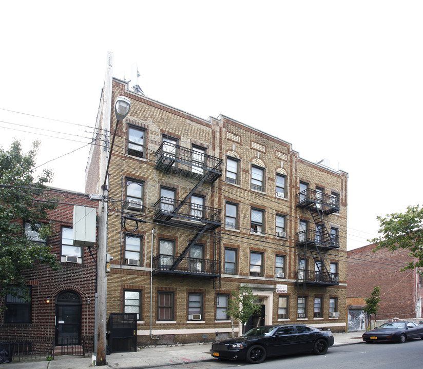 110 Wyona St in Brooklyn, NY - Building Photo