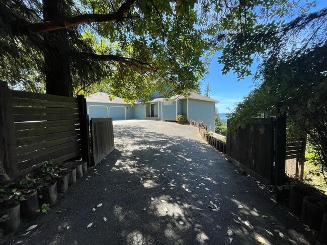 14076 Rosario Rd in Anacortes, WA - Building Photo - Building Photo