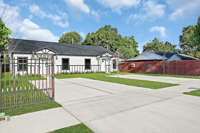 12009 Meadowgreen St in Houston, TX - Building Photo - Building Photo