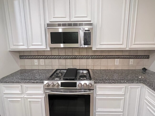 property at 2905 W Dallas St