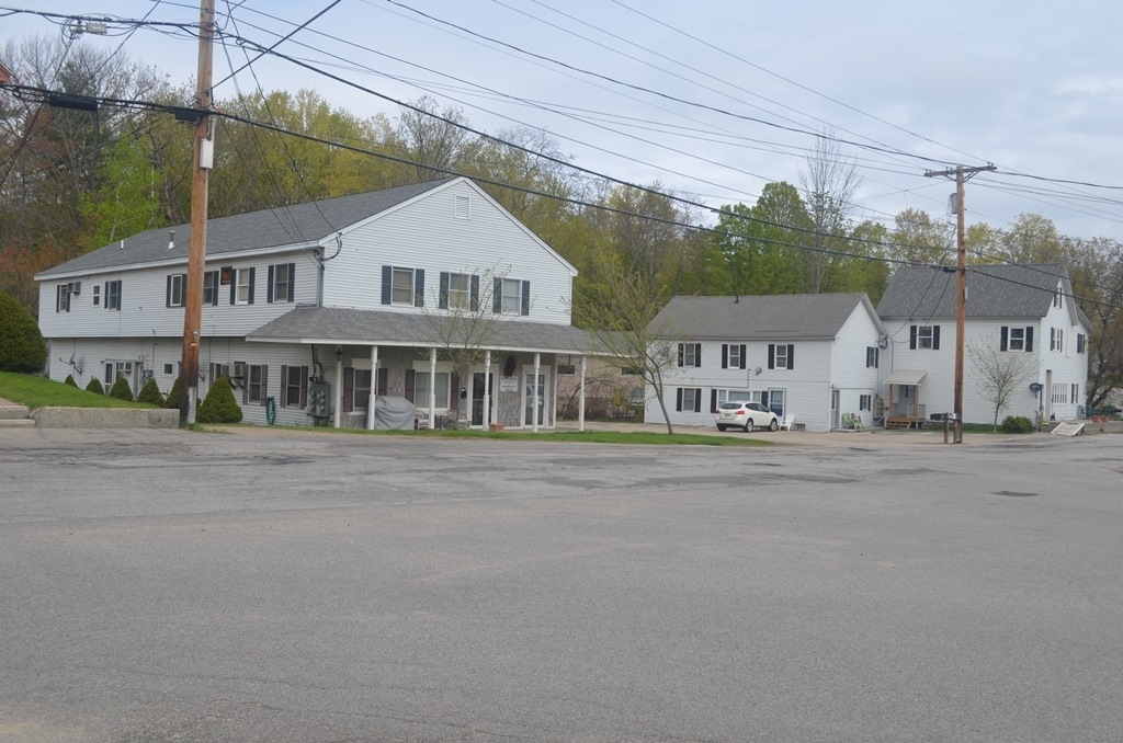 143-147 Main Street in Meredith, NH - Foto de edificio