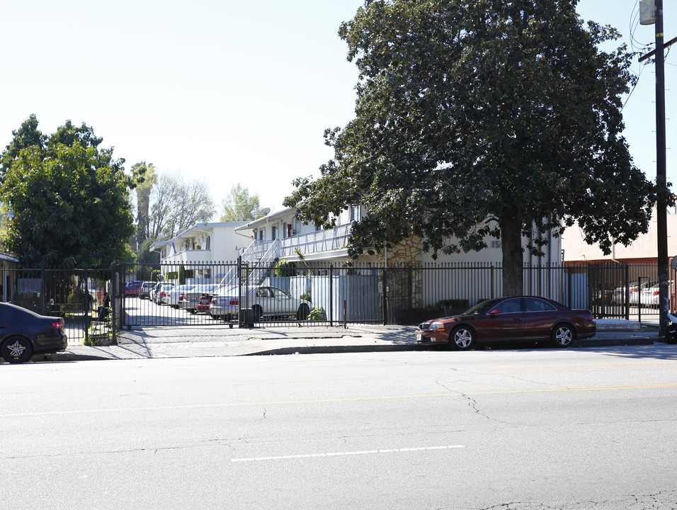 15552 Vanowen St in Van Nuys, CA - Foto de edificio