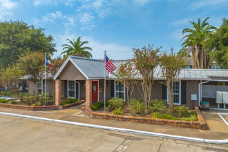 The Palms of Lake Jackson Apartments in Lake Jackson, TX - Building Photo - Building Photo