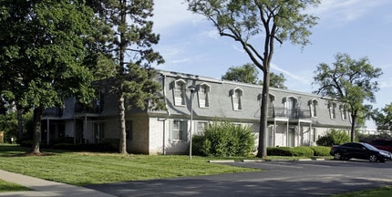 Chez Paree Apartments and Townhomes in Hazelwood, MO - Building Photo - Building Photo