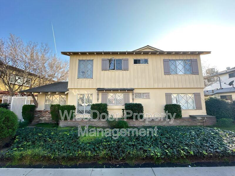 13950 Sherman Way in Los Angeles, CA - Building Photo