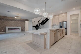 230 Carmel Sky St in Las Vegas, NV - Foto de edificio - Building Photo