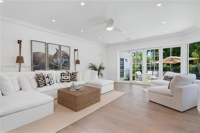 2575 Pine Tree Dr in Miami Beach, FL - Building Photo - Building Photo