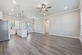 103 W Tomlinson St in Florence, TX - Building Photo - Building Photo