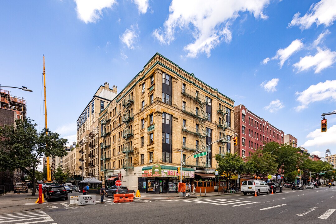 882-886 Amsterdam Ave in New York, NY - Building Photo