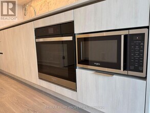 8 Wellesley St W in Toronto, ON - Building Photo - Building Photo