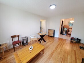 28 Saint Paul St, Unit 1 in Brookline, MA - Foto de edificio - Building Photo