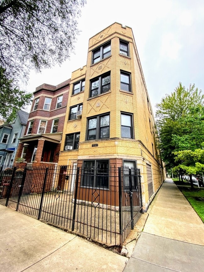 property at 3207 W Cortland St