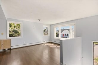 102 Easton Ave in Portsmouth, RI - Building Photo - Building Photo