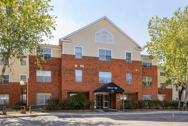 Silver Hill at Arboretum Apartments in Newport News, VA - Foto de edificio - Building Photo