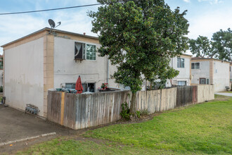 1000 E Bishop St in Santa Ana, CA - Foto de edificio - Building Photo