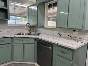 1806 N Ave S in Freeport, TX - Building Photo - Building Photo