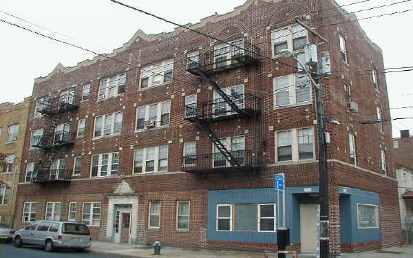 97 Pine St in Montclair, NJ - Foto de edificio - Building Photo