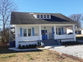 435 N Cypress St, Unit A in Florence, AL - Building Photo