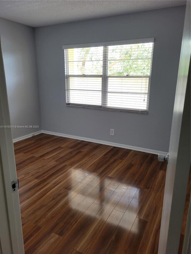 1300 SW 125th Ave in Pembroke Pines, FL - Foto de edificio - Building Photo